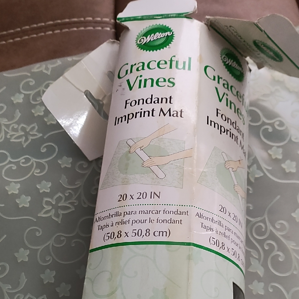 Wilton Graceful Vines Fondant Imprint Mat - White and Green